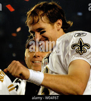 New Orleans Saints Quartal zurück Drew Brees feiert mit Head Coach Sean Payton nach dem Heiligen besiegten die Indianapolis Colts 31-17 in Super Bowl XLIV bei Sun Life Stadium in Miami am 7. Februar 2010. UPI/Rob Hobson Stockfoto