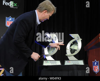 Ehemalige NFL großer Phil Simms kündigt die FedEx in der Luft und am Boden NFL Spieler des Jahres - Aaron Rodgers, Green Bay Packers und Jamaal Charles, Kansas City Chiefs - jeweils während einer Pressekonferenz während der Woche des Super Bowl XLV in Dallas, Texas, das am 2. Februar 2011. UPI/Roger L. Wollenberg Stockfoto