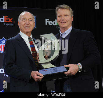 Ehemalige Green Bay Packers großer Bart Starr (L) akzeptiert die FedEx NFL Spieler des Jahres Award von Phil Simms im Namen der Green Bay Packers Quarterback Aaron Rodgers während einer Pressekonferenz während der Woche des Super Bowl XLV in Dallas, Texas, das am 2. Februar 2011. Rodgers' Verpacker übernehmen die Pittsburgh Steelers am Sonntag, den 6. Februar. UPI/Roger L. Wollenberg Stockfoto