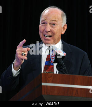 Ehemalige Green Bay Packers großer Bart Starr akzeptiert die FedEx NFL Spieler des Jahres Auszeichnung im Namen der Green Bay Packers Quarterback Aaron Rodgers während einer Pressekonferenz während der Woche des Super Bowl XLV in Dallas, Texas, das am 2. Februar 2011. Rodgers' Verpacker übernehmen die Pittsburgh Steelers am Sonntag, den 6. Februar. UPI/Roger L. Wollenberg Stockfoto