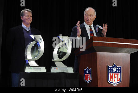 Ehemalige Green Bay Packers großer Bart Starr akzeptiert die FedEx NFL Spieler des Jahres Auszeichnung im Namen der Green Bay Packers Quarterback Aaron Rodgers als Phil Simms auf während einer Pressekonferenz sieht während der Woche des Super Bowl XLV in Dallas, Texas, das am 2. Februar 2011. Rodgers' Verpacker übernehmen die Pittsburgh Steelers am Sonntag, den 6. Februar. UPI/Roger L. Wollenberg Stockfoto