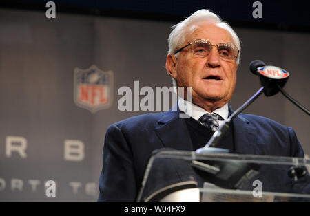 Ehemalige Trainer Don Shula's präsentiert die Eröffnungs-Don Shula'S NFL Coach des Jahres Ray Dichtungen von Houston's Madison High School während einer Pressekonferenz in Dallas, Texas, am 4. Februar 2011, eines der Ereignisse, die bis zum Super Bowl XLV. Die Pittsburgh Steelers übernehmen die Green Bay Packers am 6. Februar 2011. UPI/Ian Halperin Stockfoto