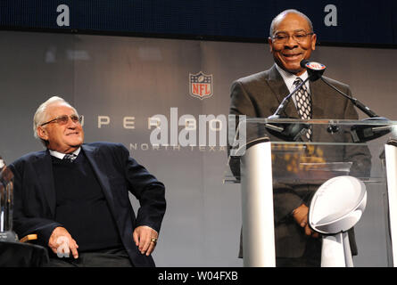 Ehemalige Trainer Don Shula's präsentiert die Eröffnungs-Don Shula'S NFL Coach des Jahres Ray Dichtungen von Houston's Madison High School während einer Pressekonferenz in Dallas, Texas, am 4. Februar 2011, eines der Ereignisse, die bis zum Super Bowl XLV. Die Pittsburgh Steelers übernehmen die Green Bay Packers am 6. Februar 2011. UPI/Ian Halperin Stockfoto