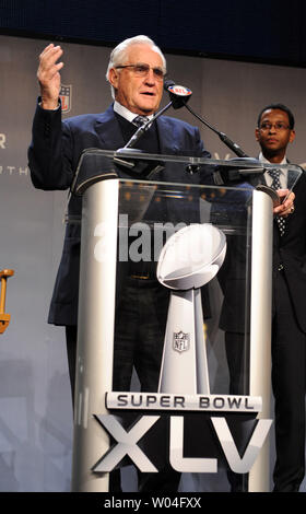 Ehemalige Trainer Don Shula's präsentiert die Eröffnungs-Don Shula'S NFL Coach des Jahres Ray Dichtungen von Houston's Madison High School während einer Pressekonferenz in Dallas, Texas, am 4. Februar 2011, eines der Ereignisse, die bis zum Super Bowl XLV. Die Pittsburgh Steelers übernehmen die Green Bay Packers am 6. Februar 2011. UPI/Ian Halperin Stockfoto