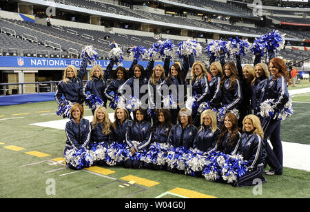 Die Dallas Cowboys Cheerleaders nehmen ein Foto des Teams auf dem Feld vor den Green Bay Packers nehmen die Pittsburgh Steelers im Super Bowl XLV an Cowboys Stadium in Arlington, Texas am 6. Februar 2011. UPI/Rob Hobson Stockfoto