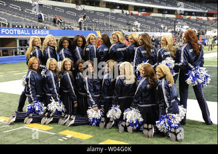 Die Dallas Cowboys Cheerleaders nehmen ein Foto des Teams auf dem Feld vor den Green Bay Packers nehmen die Pittsburgh Steelers im Super Bowl XLV an Cowboys Stadium in Arlington, Texas am 6. Februar 2011. UPI/Rob Hobson Stockfoto