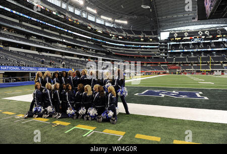 Die Dallas Cowboys Cheerleaders nehmen ein Foto des Teams auf dem Feld vor den Green Bay Packers nehmen die Pittsburgh Steelers im Super Bowl XLV an Cowboys Stadium in Arlington, Texas am 6. Februar 2011. UPI/Rob Hobson Stockfoto