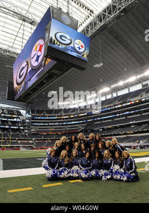 Die Dallas Cowboys Cheerleaders nehmen ein Foto des Teams auf dem Feld vor den Green Bay Packers nehmen die Pittsburgh Steelers im Super Bowl XLV an Cowboys Stadium in Arlington, Texas am 6. Februar 2011. UPI/Rob Hobson Stockfoto