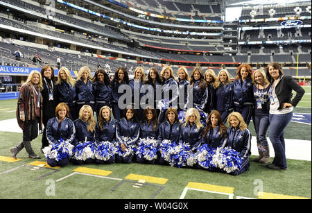 Die Dallas Cowboys Cheerleaders nehmen ein Foto des Teams auf dem Feld vor den Green Bay Packers nehmen die Pittsburgh Steelers im Super Bowl XLV an Cowboys Stadium in Arlington, Texas am 6. Februar 2011. UPI/Rob Hobson Stockfoto