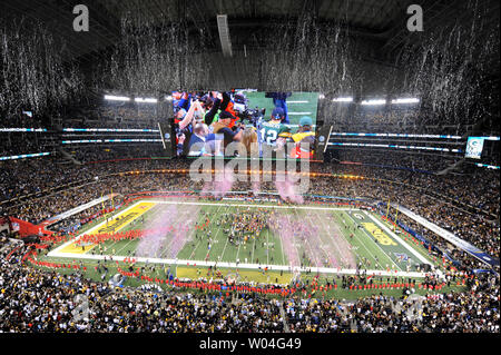Green Bay Packers quarterback MVP Aaron Rodgers ist auf der großen Leinwand gesehen, wie die Verpacker ihren Gewinn über die Pittsburgh Steelers im Super Bowl XLV an Cowboys Stadium in Arlington, Texas am 6. Februar 2011 feiern. Die Verpacker gewann 31-25. UPI/Ian Halperin Stockfoto