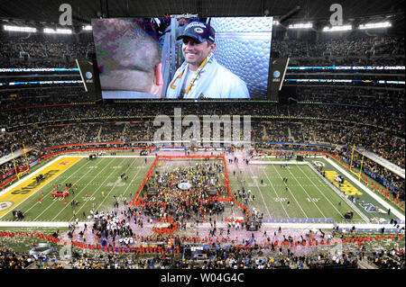 Green Bay Packers Quarterback und MVP Aaron Rodgers ist auf der großen Leinwand gesehen, wie die Verpacker ihren Gewinn über die Pittsburgh Steelers im Super Bowl XLV an Cowboys Stadium in Arlington, Texas am 6. Februar 2011 feiern. Die Verpacker gewann 31-25. UPI/Ian Halperin Stockfoto