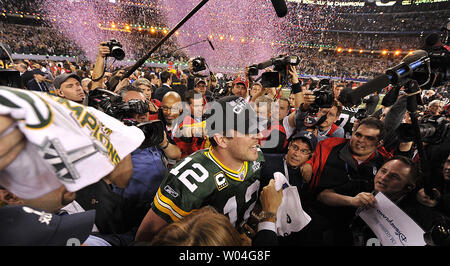 Green Bay Packers Quarterback und Super Bowl MVP Aaron Rogers feiert seinen Sieg im Super Bowl XLV an Cowboys Stadium in Arlington, Texas am 6. Februar 2011. Die Green Bay Packers besiegen die Pittsburgh Steelers 31-25 UPI/Brian Kersey zu gewinnen. Stockfoto