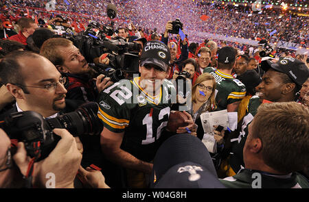 Green Bay Packers Quarterback und Super Bowl MVP Aaron Rogers feiert seinen Sieg im Super Bowl XLV an Cowboys Stadium in Arlington, Texas am 6. Februar 2011. Die Green Bay Packers besiegen die Pittsburgh Steelers 31-25 UPI/Brian Kersey zu gewinnen. Stockfoto