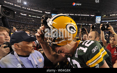 Super Bowl MVP, Green Bay Packers Quarterback Aaron Rogers nimmt seinen Helm zu feiern anfangen, den Sieg über die Pittsburgh Steelers im Super Bowl XLV an Cowboys Stadium in Arlington, Texas am 6. Februar 2011. Die Green Bay Packers besiegen die Steelers 31-25 UPI/Brian Kersey zu gewinnen. Stockfoto