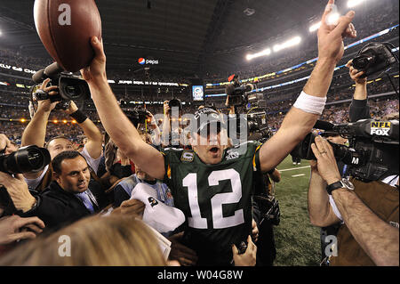 Super Bowl MVP und Green Bay Packers Quarterback Aaron Rogers Feiern nach dem gewinnen Super Bowl XLV an Cowboys Stadium in Arlington, Texas am 6. Februar 2011. Die Green Bay Packers besiegen die Steelers 31-25 UPI/Brian Kersey zu gewinnen. Stockfoto
