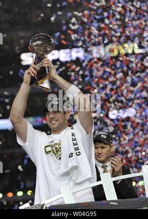 Green Bay Packers Quarterback und MVP Aaron Rogers feiert gewinnen Super Bowl XLV an Cowboys Stadium in Arlington, Texas am 6. Februar 2011. Die Green Bay Packers besiegen die Pittsburgh Steelers 31-25 zu gewinnen. UPI/Brian Kersey Stockfoto