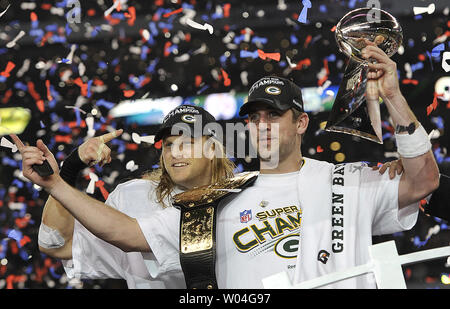 Super Bowl MVP und Green Bay Packers Quarterback Aaron Rogers feiert zusammen mit teamkollege Clay Matthews nach dem gewinnen Super Bowl XLV an Cowboys Stadium in Arlington, Texas am 6. Februar 2011. Die Green Bay Packers besiegen die Pittsburgh Steelers 31-25 zu gewinnen. UPI/Brian Kersey Stockfoto