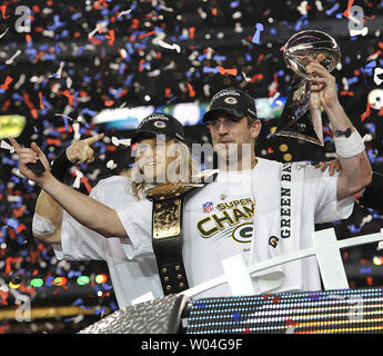 Super Bowl MVP und Green Bay Packers Quarterback Aaron Rogers feiert zusammen mit teamkollege Clay Matthews nach dem gewinnen Super Bowl XLV an Cowboys Stadium in Arlington, Texas am 6. Februar 2011. Die Green Bay Packers besiegen die Pittsburgh Steelers 31-25 zu gewinnen. UPI/Brian Kersey Stockfoto