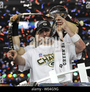 Super Bowl MVP und Green Bay Packers Quarterback Aaron Rogers feiert zusammen mit teamkollege Clay Matthews nach dem gewinnen Super Bowl XLV an Cowboys Stadium in Arlington, Texas am 6. Februar 2011. Die Green Bay Packers besiegen die Pittsburgh Steelers 31-25 zu gewinnen. UPI/Brian Kersey Stockfoto