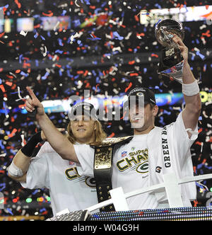 Super Bowl MVP und Green Bay Packers Quarterback Aaron Rogers feiert zusammen mit teamkollege Clay Matthews nach dem gewinnen Super Bowl XLV an Cowboys Stadium in Arlington, Texas am 6. Februar 2011. Die Green Bay Packers besiegen die Pittsburgh Steelers 31-25 zu gewinnen. UPI/Brian Kersey Stockfoto