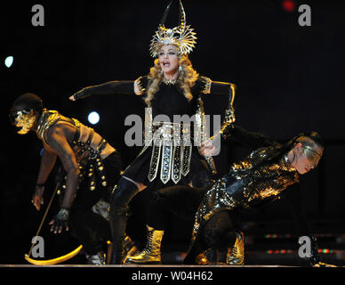 Madonna führt während der halbzeiterscheinen Super Bowl XLVI zwischen den New York Giants und die New England Patriots im Lucas Oil Stadium für NFL in Indianapolis, Indiana, am 5. Februar 2012. UPI/Pat Benic.. Stockfoto