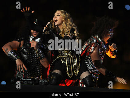 Madonna führt während der halbzeiterscheinen Super Bowl XLVI zwischen den New York Giants und die New England Patriots im Lucas Oil Stadium für NFL in Indianapolis, Indiana, am 5. Februar 2012. UPI/Pat Benic.. Stockfoto