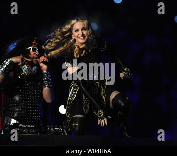 Madonna führt während der halbzeiterscheinen Super Bowl XLVI zwischen den New York Giants und die New England Patriots im Lucas Oil Stadium für NFL in Indianapolis, Indiana, am 5. Februar 2012. UPI/Pat Benic.. Stockfoto