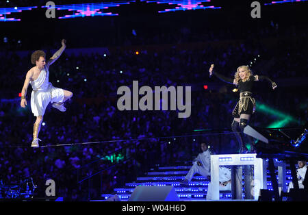 Madonna führt während der halbzeiterscheinen Super Bowl XLVI zwischen den New York Giants und die New England Patriots im Lucas Oil Stadium für NFL in Indianapolis, Indiana, am 5. Februar 2012. UPI/Pat Benic.. Stockfoto