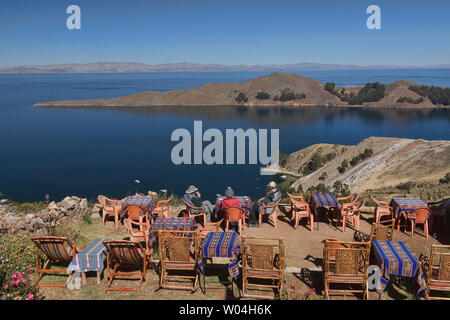 Touristen genießen die fantastische Aussicht auf den Titicacasee von yumani Dorf, Isla del Sol, Bolivien Stockfoto