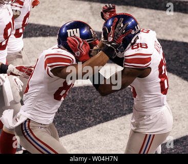 New York Giants wide receiver Victor Cruz, Links, feiert seinen Touchdown catch gegen die New England Patriots mit New York Giants wide receiver Hakeem Kerben im ersten Quartal Super Bowl XLVI Februar 5, 2012, in Indianapolis. (UPI Foto/Markierung Cowan) Stockfoto