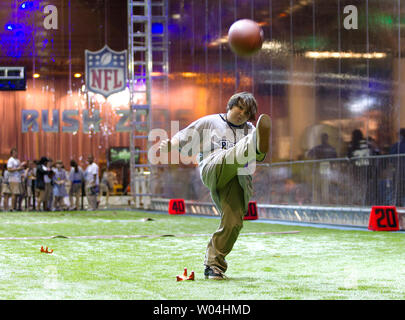 Andrew Inhaber von Lancaster Elementare in New Orleans, Louisiana Alter 10 nutzt seine tretende Fähigkeiten an der NFL Erfahrung vor dem Super Bowl XLVII am Ernest N. Morial Convention Center in New Orleans am 30. Januar 2013. Die 49ers wird die Baltimore Ravens Spiel in Super Bowl XLVI am 2. Februar 2013. UPI/Ellis Lucia Stockfoto