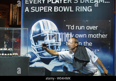 Neal Codere aus Pontchatoula, Louisiana nimmt ein Bild von der Super Bowl Ring Anzeige an der NFL Erfahrung vor dem Super Bowl XLVII am Ernest N. Morial Convention Center in New Orleans am 30. Januar 2013. Die 49ers wird die Baltimore Ravens Spiel in Super Bowl XLVI am 2. Februar 2013. UPI/Bevil Knapp Stockfoto