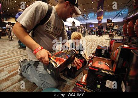 Nathan Goodwin Alter 4 Wählt die perfekte Kugel mit seinem Vater Nicholas am Deckel Sports Group Shop vor dem Super Bowl XLVII am Ernest N. Morial Convention Center in New Orleans am 31. Januar 2013. Die 49ers wird die Baltimore Ravens Spiel in Super Bowl XLVII am 3. Februar 2013. UPI/Bevil Knapp Stockfoto