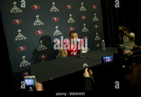 San Francisco 49ers quarterback Colin Kaepernick spricht mit der Presse während der Mittel Verfügbarkeit das Team Hotel vor dem Super Bowl XLVII in New Orleans am 31. Januar 2013. Die 49ers wird die Baltimore Ravens Spiel in Super Bowl XLVII am 3. Februar 2013. UPI/Kevin Dietsch Stockfoto