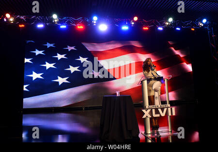 Beyonce singt die Nationalhymne bei der Pepsi Super Bowl XLVII half time show Pressekonferenz im Ernest N. Morial Convention Center in New Orleans am 31. Januar 2013. UPI/Kevin Dietsch Stockfoto