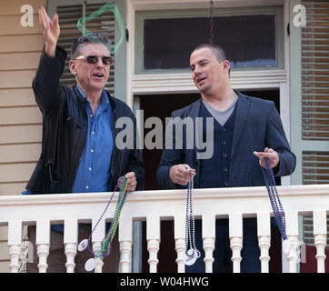 Craig Ferguson (L), Wirt der Late Late Show, Macht eine Darstellung auf dem zweiten Stock Balkon im Französischen Viertel in der Bourbon Street zu für Super Bowl XLVII am 2. Februar 2013 in New Orleans zu feiern. UPI/Gary C. Caskey Stockfoto