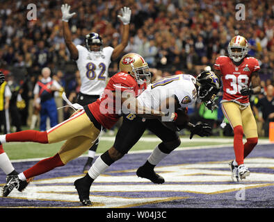 Baltimore Ravens wide receiver Anquan Boldin (C) Kerben auf einem 13 Yard Touchdown pass gegen die San Francisco 49ers im ersten Quartal Super Bowl XLVII im Mercedes-Benz Superdome am 3. Februar 2013 in New Orleans. UPI/Kevin Dietsch Stockfoto