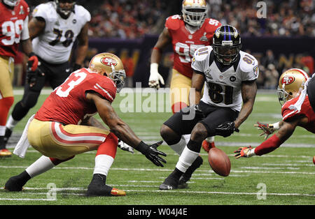 Baltimore Ravens wide receiver Anquan Boldin Tropfen ein Vergehen gegen die San Francisco 49ers linebacker NaVorro Bowman (L) im zweiten Quartal Super Bowl XLVII im Mercedes-Benz Superdome am 3. Februar 2013 in New Orleans. UPI/Kevin Dietsch Stockfoto