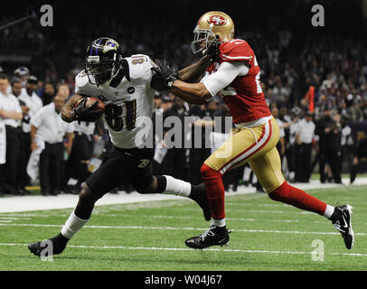 Baltimore Ravens wide receiver Anquan Boldin (81) läuft auf einem 30-Yard-Pass an der Rezeption gegen San Francisco 49ers Cornerback Carlos Rogers im dritten Quartal Super Bowl XLVII im Mercedes-Benz Superdome am 3. Februar 2013 in New Orleans. UPI/Kevin Dietsch Stockfoto