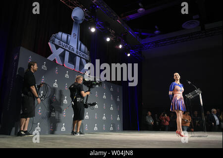 Katy Perry spricht während einer Pressekonferenz auf der halftime show für Super Bowl XLIX, in Phoenix, Arizona, 29. Januar 2015. Perry wird während der Super Bowl XLIX am 1. Februar 2015 durchführen. Foto von Kevin Dietsch/UPI Stockfoto