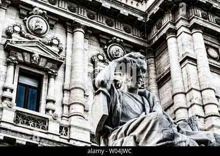 Von einer Marmorstatue von Salvius Julianius, ein berühmter Jurist und Politiker des antiken Römischen Reiches Detail, vor der alten Palast der Justiz in Rom Stockfoto