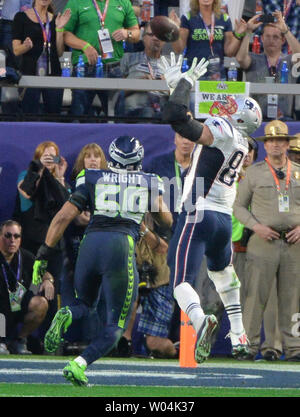 New England Patriots Rob Gronkowski zieht in einem 22 Yard TD-Pass von Tom Brady über Seattle Seahawks K.J. Wright (50), der im zweiten Quartal Super Bowl Xlix an der Universität von Phoenix Stadium in Glendale, Arizona, 1. Februar 2015. Foto von Pat Benic/UPI Stockfoto