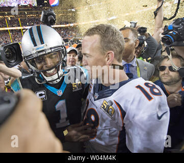 Carolina Panthers quarterback Cam Newton (1) beglückwünscht Denver Broncos Quarterback Peyton Manning (18) Nach der Super Bowl 50 in Levi's Stadion in Santa Clara, Kalifornien, am 7. Februar 2016. Denver gewinnt Super Bowl 50 besiegte Carolina 24-10. Foto von Kevin Dietsch/UPI Stockfoto