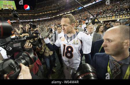 Denver Broncos Quarterback Peyton Manning Wellen nach dem Super Bowl 50 in Levi's Stadion in Santa Clara, Kalifornien, am 7. Februar 2016. Denver gewinnt Super Bowl 50 besiegte Carolina 24-10. Foto von Kevin Dietsch/UPI Stockfoto