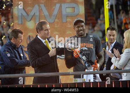 Super Bowl MVP Denver Broncos linebacker von Miller wirft die Lombardi Trophäe bei Super Bowl 50 in Levi's Stadion in Santa Clara, Kalifornien, am 7. Februar 2016. Denver gewinnt Super Bowl 50 besiegte Carolina 24-10. Foto von Kevin Dietsch/UPI Stockfoto