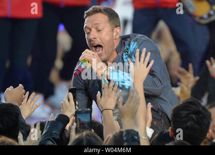 Coldplay Frontmann Chris Martin führt während des Super Bowl 50 Halbzeit zeigen, welche die Vergangenheit, die Gegenwart und die bei Levi's Stadion in Santa Clara, Kalifornien, 7. Februar 2015 Zukunft gefeiert. Foto von Kevin Dietsch/UPI Stockfoto