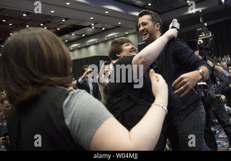 Lukas Bryant umarmt die Corden Schwestern, Andrea und Ruth, aus der Late Late Show mit James Corden, während des Super Bowl LI pre-game show Pressekonferenz auf dem George R. Brown Convention Center in Houston, Texas am 2. Februar 2017. Die New England Patriots, die Atlanta Falcons in Super Bowl li Spiel am Sonntag am NRG Stadion. Foto von Kevin Dietsch/UPI Stockfoto