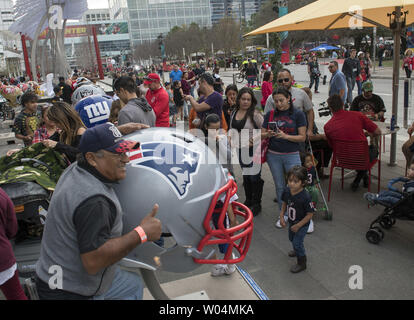 Fans pose mit einem New England Patriots Fußball an der NFL Erfahrung vor dem Super Bowl LI in der George R Brown Convention Center in Houston, Texas am 2. Februar 2017. Die New England Patriots, die Atlanta Falcons in Super Bowl li Spiel am Sonntag am NRG Stadion. Foto von Kevin Dietsch/UPI Stockfoto