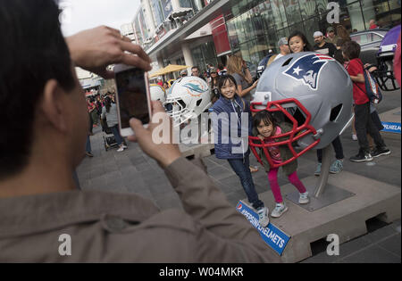 Fans pose mit einem New England Patriots Fußball an der NFL Erfahrung vor dem Super Bowl LI in der George R Brown Convention Center in Houston, Texas am 2. Februar 2017. Die New England Patriots, die Atlanta Falcons in Super Bowl li Spiel am Sonntag am NRG Stadion. Foto von Kevin Dietsch/UPI Stockfoto