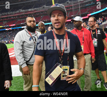 New England Patriots fan Mark Wahlberg steht auf dem Feld das Feld vor dem Patrioten spielen die Atlanta Falcons in Super Bowl LI am NRG Stadion in Houston am 5. Februar 2017. Foto von Kevin Dietsch/UPI Stockfoto